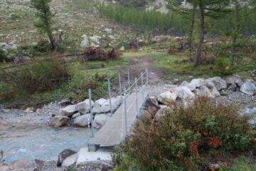 il robusto ponte di metallo che permette di oltrepassare il torrente