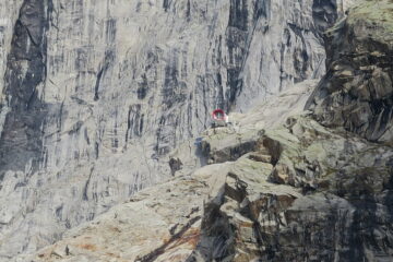 salendo un'occhiata al bivacco
