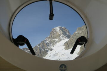 vista sulle Jorasses da un finestrino