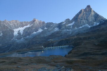 uno sguardo verso il Lago del Goillet e la Gran Becca in salita
