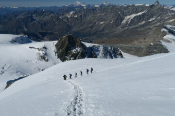 gruppo di svizzeri in discesa