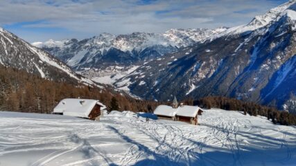 Le baite di Zandila e vista verso Bormio