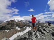 Foto di vetta con dietro Plateau Rosa e Monte Rosa coperto.