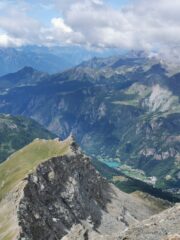 Cresta della Becca d'Aran vista dalla vetta, con il Lago di Maen.