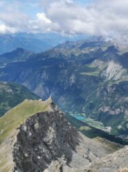 Cresta della Becca d'Aran vista dalla vetta, con il Lago di Maen.