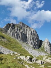 Monte Chiamossero; alla sua destra si vede uno dei due colletti da risalire e superare.
