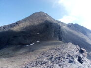Il tratto pianeggiante alla base del pendio finale. In fondo al piano si intravede la traccia di salita.
