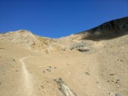 Quasi al colle in un ambiente lunare