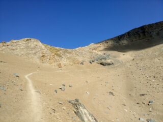Quasi al colle in un ambiente lunare
