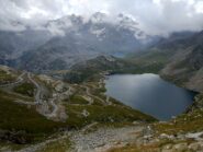 Lago Agnel e la serpentinica strada d'accesso