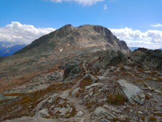 Piacevole sentierino verso il colle