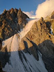 canale iniziale. Per evitare il ghiaccio abbiamo traversato sullo sperone a destra fino ad un canale