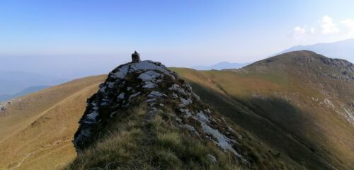 Ometto sul Monte Balur e dietro il Monte Testas