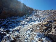 sentiero della Bassa in uscita sul crestone, brevemente ghiacciato, ma in discesa già tutto sciolto...