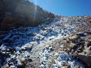 sentiero della Bassa in uscita sul crestone, brevemente ghiacciato, ma in discesa già tutto sciolto...