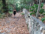 Maria nel sentiero sterrato che dalla strada dei Bassi, conduce in discesa verso Mondagnola.