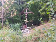 Una bella croce nel bosco nel tratto asfaltato che collega Mondagnola a Frabosa Soprana.