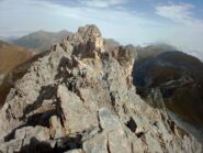 Cima est si intravedono i bolli per scendere a sud e traversare più in basso le difficoltà 