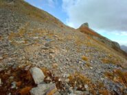 traversone lato sud: sempre tutto ben segnato! In fondo l'antecima della punta