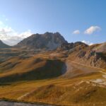 dal Colle di Valcavera il bel pianoro con il Becco Grande sullo sfondo