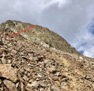 Il canalino diagonale finale che da sinistra verso destra conduce in vetta