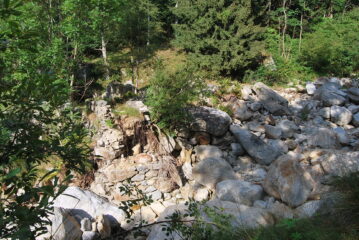 I resti del ponte sul Cervo a Pianlino, dove il sentiero attraversava il torrente