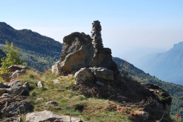 Il gigantesco ometto che dall’Alpe Trucchetto indirizza verso il percorso per la Punta Cressa