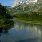 Il colle sulla destra delle Pyramides