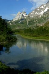 Il colle sulla destra delle Pyramides