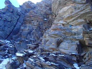 si punta ad arrampicare la paretina fessurata a sinistra, II grado, da lì si sbuca facilmente in cima per roccette