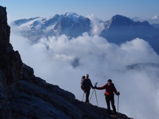 Salendo al Piz Boè con la Marmolada sullo sfondo.
