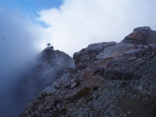Il Piz Boè visto dalla cresta che scende verso il Piz de Lech Dlacè.