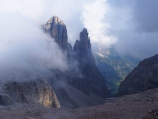 Sass e Dent de Mezdì visti dall'Antersass.