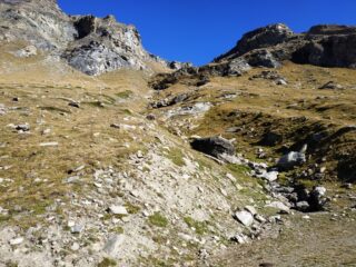 Il canale di salita visto dal basso, si esce a quota 2800 m e si trovano ometti fino in cima.