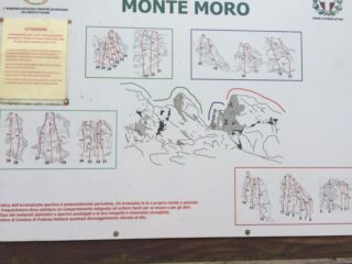 la bacheca alla base