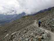 Sentiero di traverso che porta al rifugio.