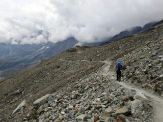 Sentiero di traverso che porta al rifugio.