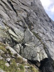 Attacco a sinistra della nicchia