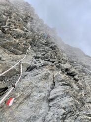 Uno dei tratti attrezzati la cui salita (e poi discesa) è aiutata dalle corde fisse