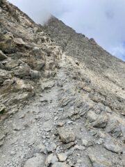 Superata la Croce il sentiero diventa più stretto e molto vicino alla roccia