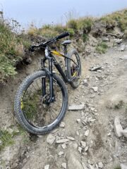 Un tratto di sentiero infinitamente scavato ma ampio, per cui si pedala bene in discesa