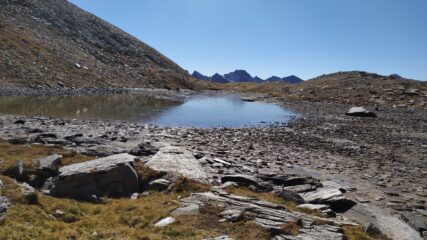 Il lago e all'orizzonte Rocca la Marchisa