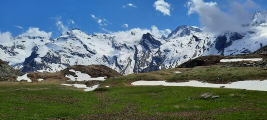 Spettacolare contrasto tra prati verdi e cime bianche, da pian Ciamarella 