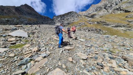salendo lungo la prima parte del canalone detritico iniziale