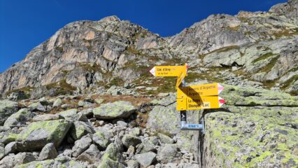 sentiero sempre ottimamente segnalato e con vari cartelli indicatori presenti ad ogni bivio