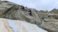 passaggi attrezzati su un gradone roccioso salendo verso la Cabane du Trient