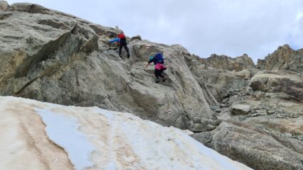 passaggi attrezzati su un gradone roccioso salendo verso la Cabane du Trient