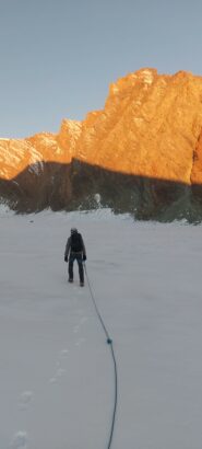 Salendo la mattina sul ghiacciaio