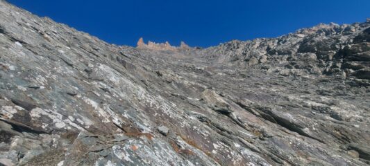Via di salita, si punta verso l'ultimo gendarme a dx per poi scollinare nell'altro canalone per arrivare alla cresta 