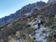 Dal bivio in Val di Sea per il Passo dell'Ometto. Si cammina sulla brina.
